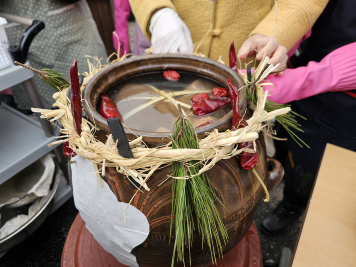 완성된 장 항아리에 금줄을 두른다.