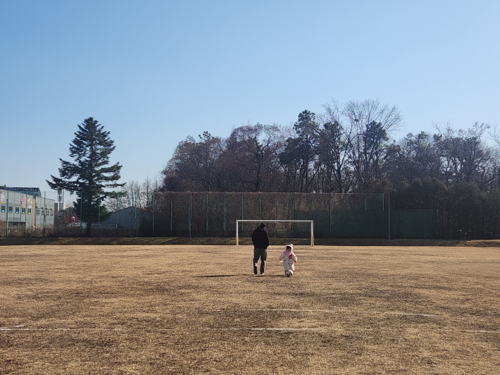 아이와 함께 즐긴 운동장 공놀이