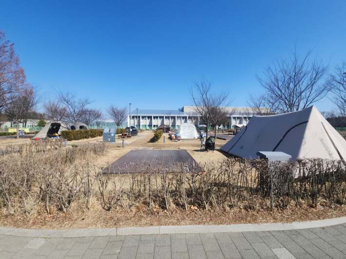자연 속에서 즐기는 유스호스텔 캠핑동 풍경