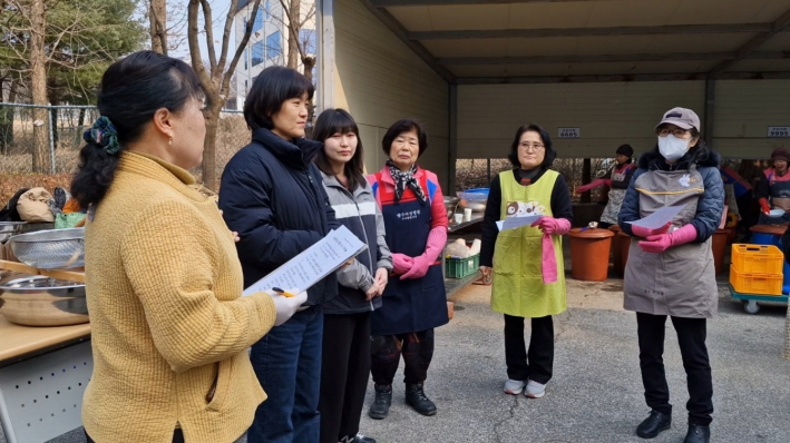 최미나 팀장의 인사말이 있다.(좌 두번째)