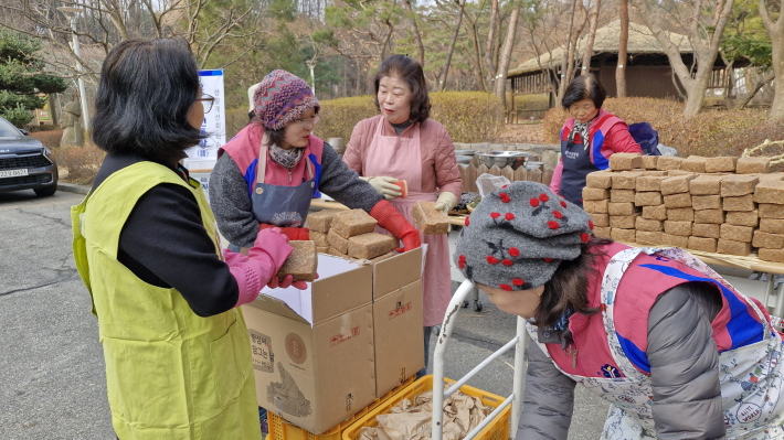 메주에 불순물을 제거하고 정리하고 있다.