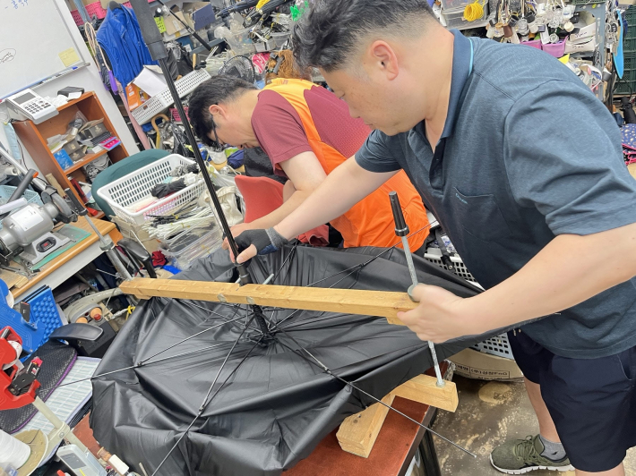 찾아가는 우산수리센터에서 고장 난 우산을 수리하고 있다.     