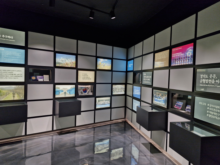 전시 공간에는 조례 제정과 정책 추진, 주요 의정 활동이 기록으로 정리되어 있다. 