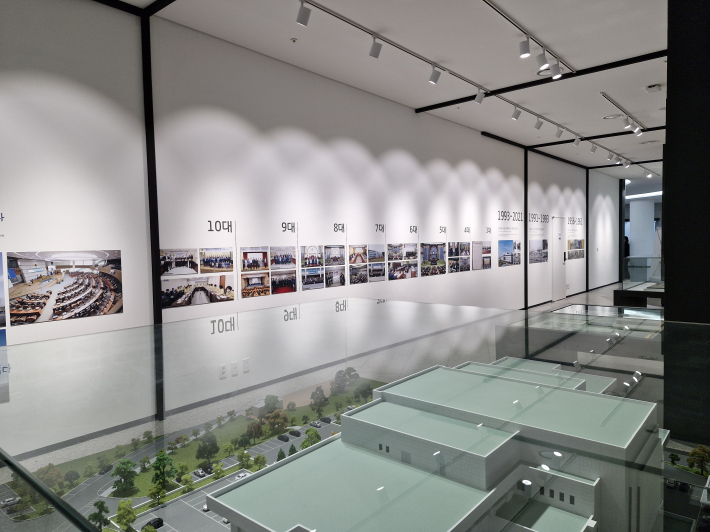 경기도의회 청사는 역사는 시대의 권력 구조와 지역 중심의 변화를 보여주고 있다. 