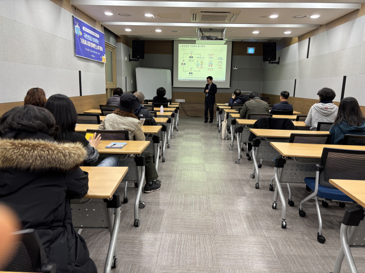 참가자의 질문에 답을 하고 있는 강사