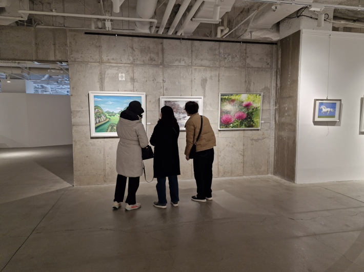 수채화로 담은 풍경들이 관람객들에게 조용하지만 깊은 울림을 전하고 있다.