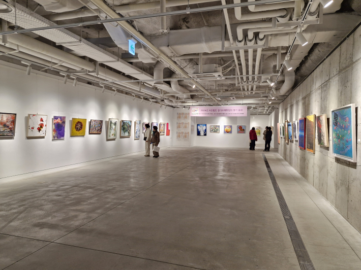 전시실 넓은 공간 속에서 작품들은 서로의 색채를 방해하지 않고, 생명력을 자랑한다. 