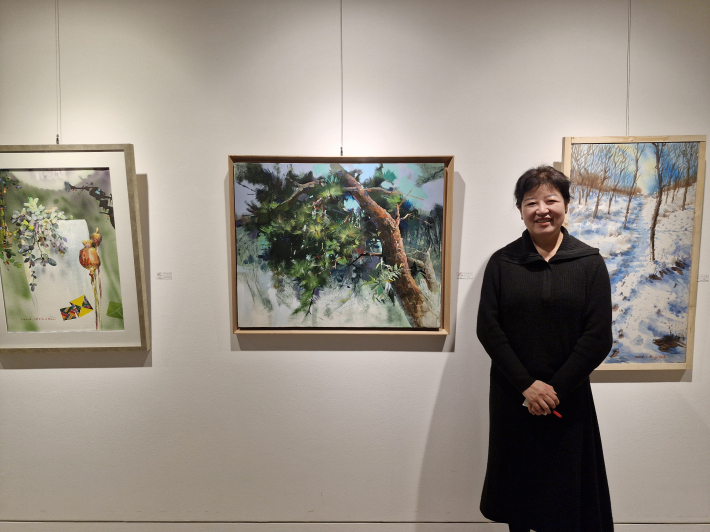 조윤희 이사장이 자신의 작품 설명을 마치고 기념 촬영하고 있다. 