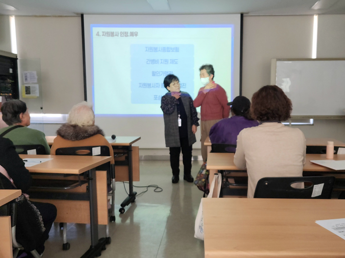 서관숙 강사(왼쪽)가 응급 상황 대응을 위한 하임리히법을 시연하고 있다.    