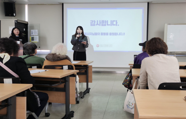 김명진 광교노인복지관장이 현장을 찾아 봉사단원들에게 인사말을 전하고 있다.