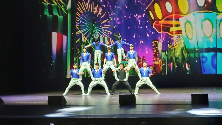 동춘서커스 2부공연 비보이 집체 장면