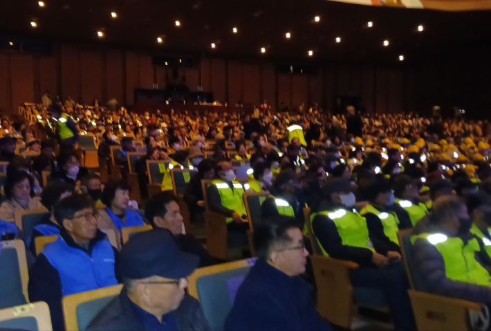 진지하게 안전교육을 받는 어르신들