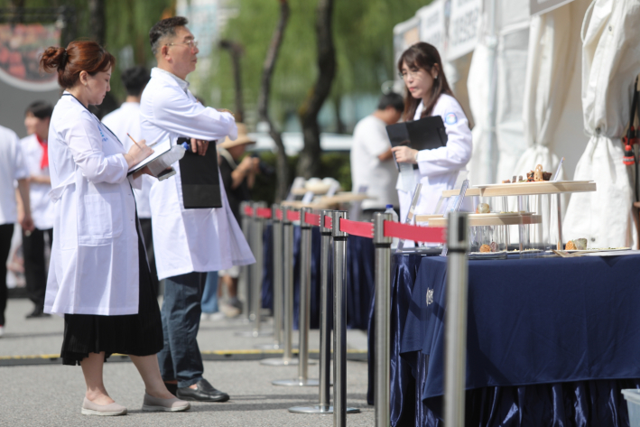 수원 전국요리경연대회에서 심사위원들이 출품 요리를 심사하고 있다.