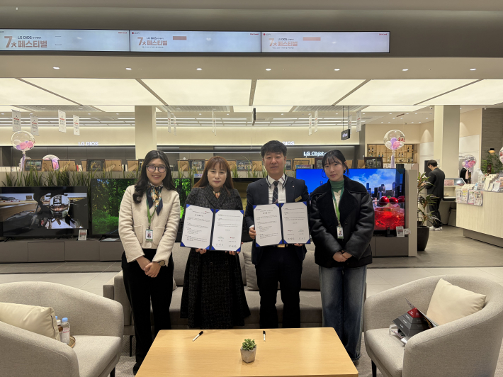 김희진센터장과 LG전자 베스트샵 수원본점 장영찬지점장, 거점간사들이 기념촬영을 하고 있다.