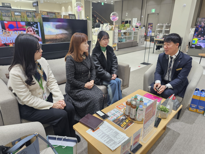 김희진센터장과 장영찬지점장이 아동돌봄서비스에 대해 대화를 나누고 있다.
