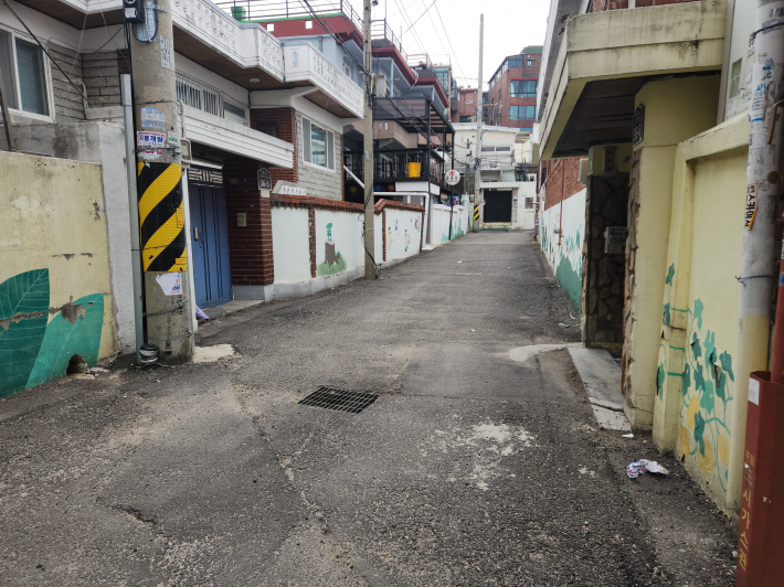 수원시 다세대주택 밀집 골목 모습. '빌라가꿈관리소' 사업은 이러한 소규모 공동주택 밀집지역의 공용공간 관리와 주거환경 개선을 지원한다.