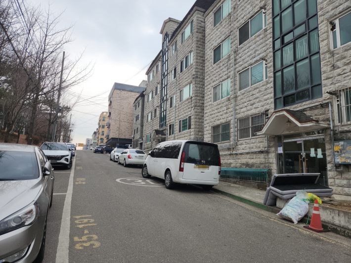 빌라 밀집지역인 수원시 권선구 탑동 골목에 거주자우선주차구역과 빌라 옆 도로에 차량들이 길게 주차된 모습.