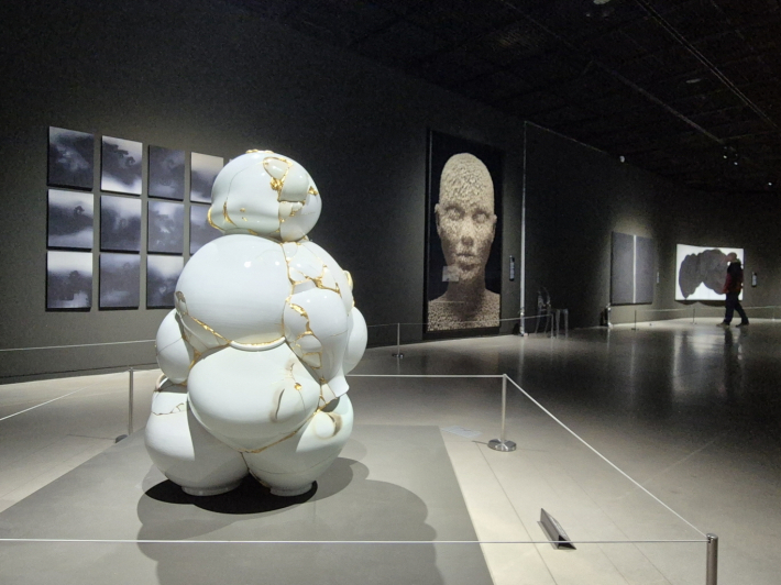 흑과 백의 화면 속에는 선과 재료, 반복된 흔적이 겹겹이 쌓여 있다. 마치 우리의 일상처럼, 인생처럼.