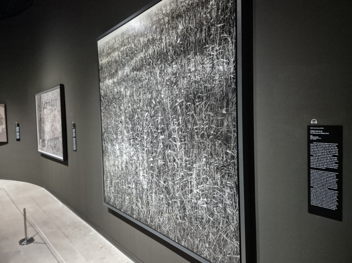 QR코드를 스캔하면 작품의 이야기를 천천히 따라가게 되는 오디오 가이드