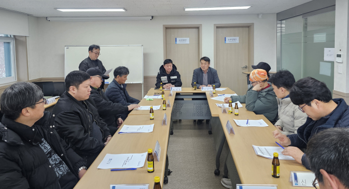 각 동의 환경관리원 반장과 간담회를 진행하고 있다.