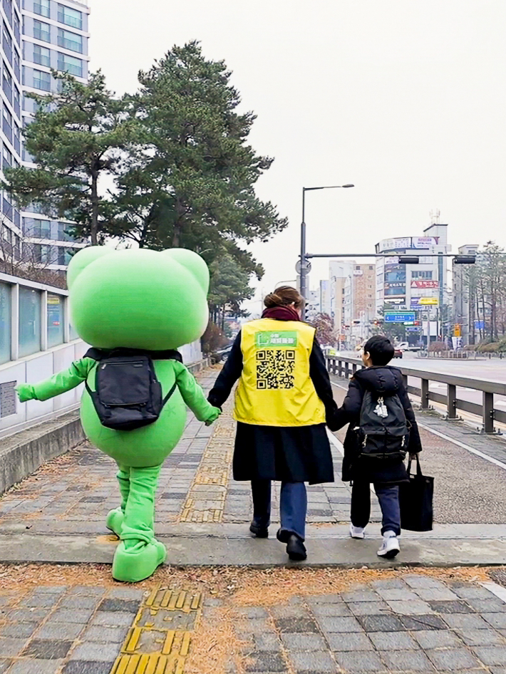 수원시 '초등 저학년 등하교 동행돌봄 서비스' 이용 현장 모습.     