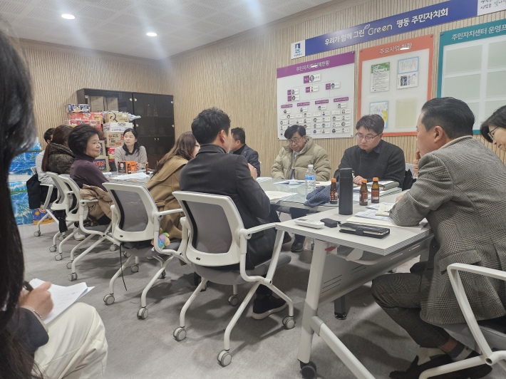 △ 평동 주민자치회실에서 지난 1월 마을자치 리빙랩 사업 전 컨설팅을 진행하고 있다.