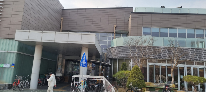 수원천 길가에 위치한 팔달노인복지관의 모습