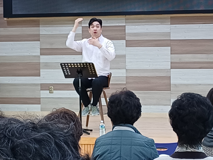 유재용 지휘자가 열심히 가르치는 모습