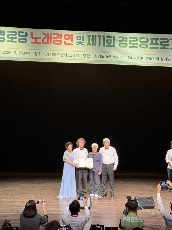 노래 경연대회 참가, 은상 기념사진