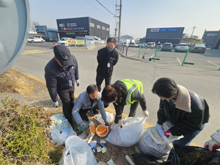 권선구 평동 혼합배출 쓰레기 단속 현장
