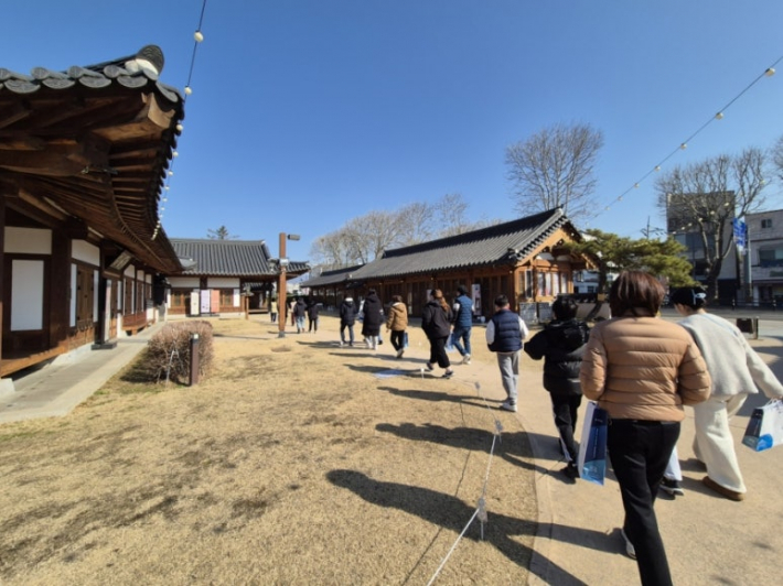 장 담그러 이동 중인 참여자들 ⓒ전애희