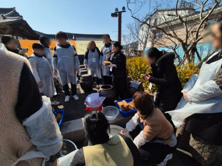 장 담그기 시연 설명 중  ⓒ전애희