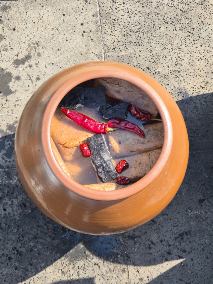 햇살 받은 장독 ⓒ전애희