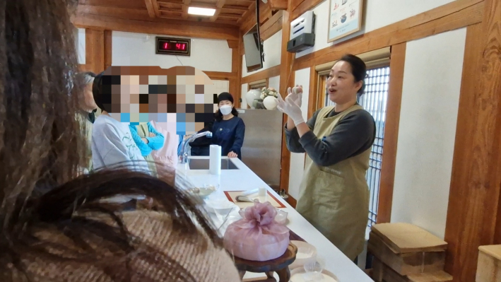 선생님이 꼬리 떡 설명을 하고 있다