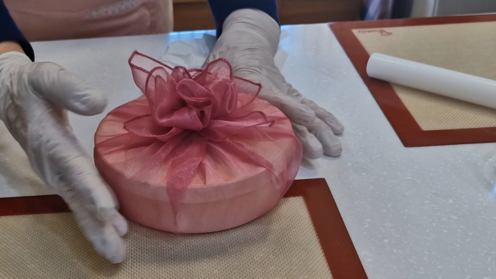 떡을 예쁘게 포장해서 보여주고 있다