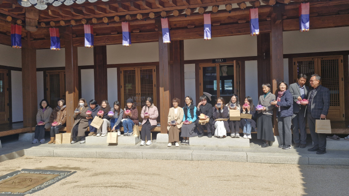 체험을 끝내고 나와 기념 사진을 촬영하고 있다