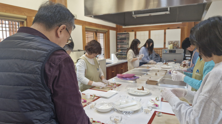 떡 만들기 수업에 한참 열심인 실습생들
