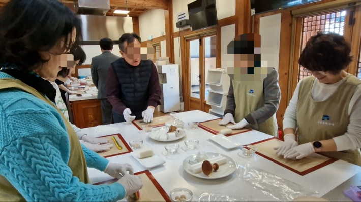 색깔 있는 떡을 먼저 밀어주고 흰 떡을 밀고 있는 실습생들