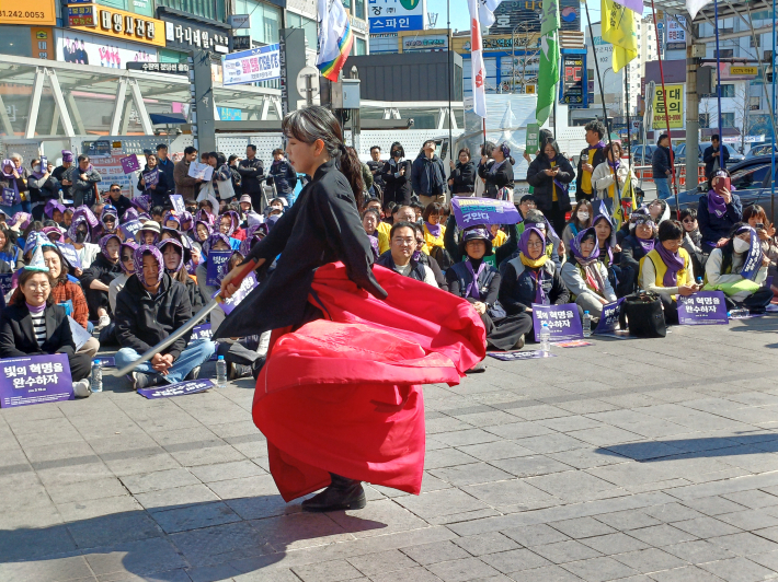 예술단 '지무단' 김윤정 대표 검무 춤 전경