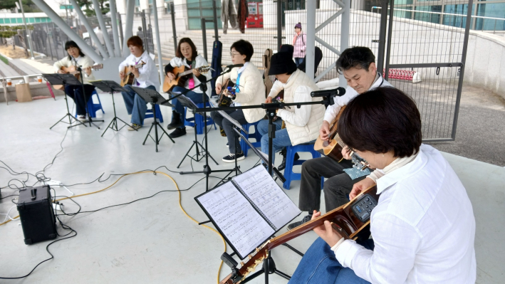 정자동 '기타향기 동아리' 공연 장면