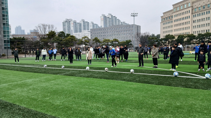 허성근 백설 FC 회장을 비롯한 내빈이 시축하는 장면