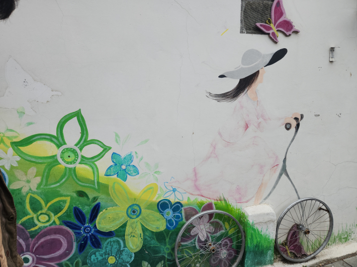 골목을 걸으며 드라마 촬영지와 마을 이야기를 함께 들을 수 있다.