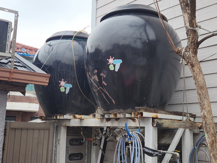 행궁동 골목 한편에 놓인 항아리에는 빗물을 받아 생활에 활용하는 모습이 남아 있다. 오래된 골목 마을의 생활 문화를 엿볼 수 있는 공간이다.