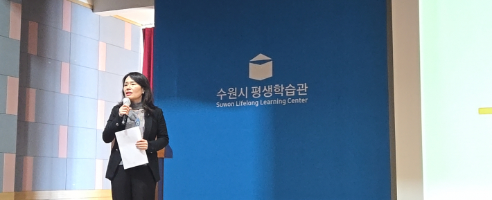 사회복지현장을 중심으로 사례관리의 이해에 대한 강의를 하고 있는 한신대 사회복지학과 주경희 교수