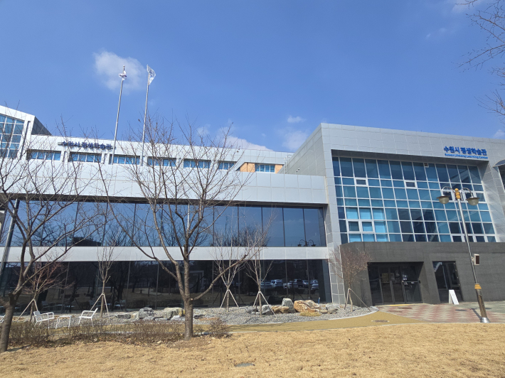 수원시 평생학습활동가 대상 AI 활용 교육이 진행된 수원시 평생학습관 전경