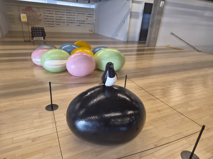 111CM 내에 전시하고 있는 예술작품 '까치+콩'