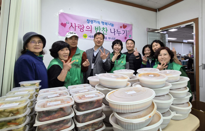세류3동 새마을부녀회가 어르신들에게 전달할 봄철 반찬을 준비했다