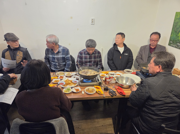 관내 식당에서 행궁동 자유총연맹 회의를 진행하고 있다. 