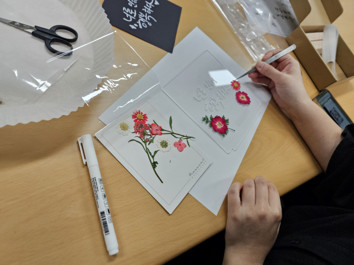 열심히 말린 꽃잎을 아크릴에 붙이고 바니쉬를 뿌려준다.