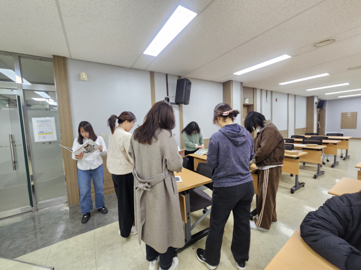 그림책 읽기에 열중하는 모습들